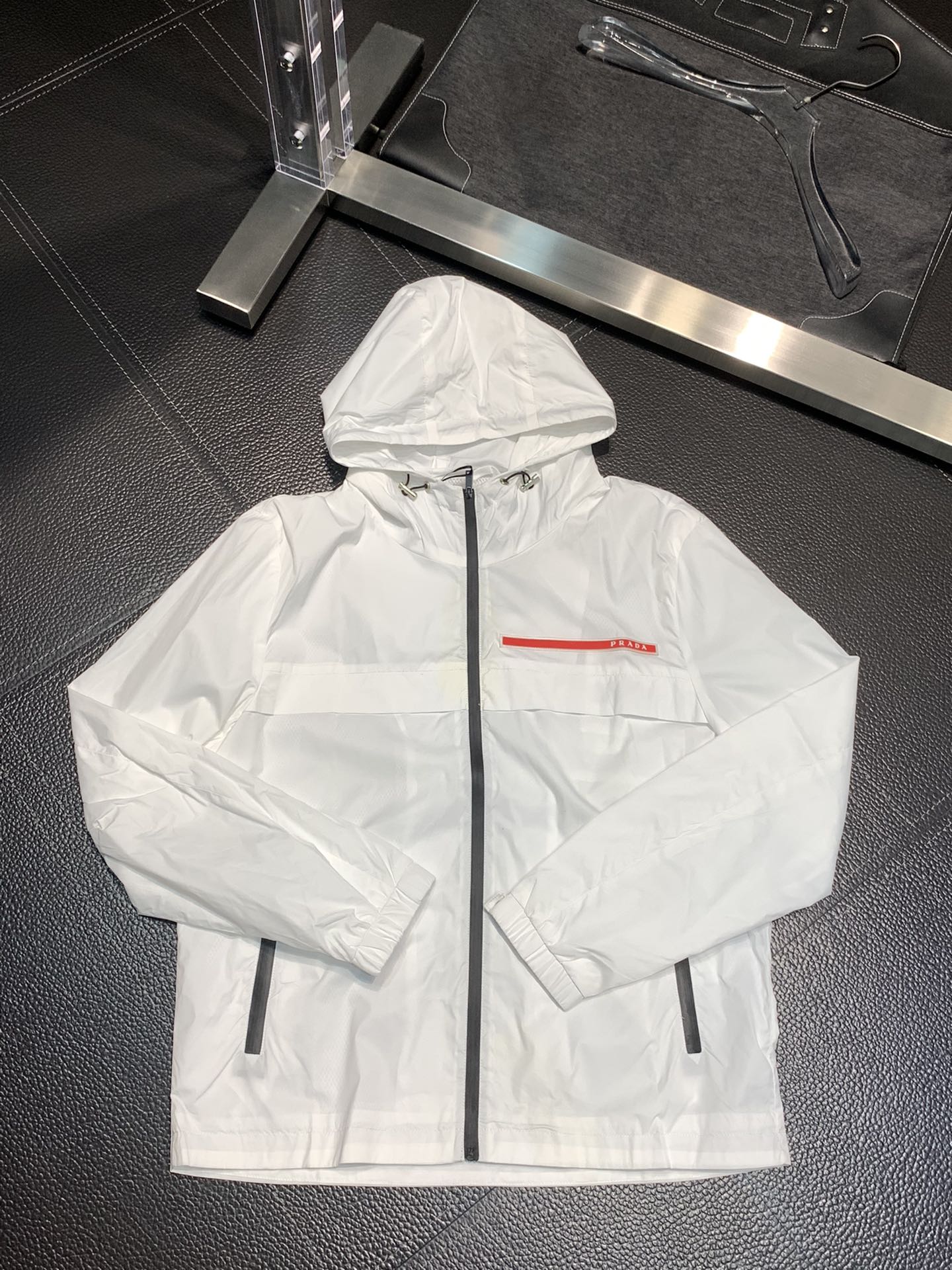 프라다 화이트 후드 바람막이