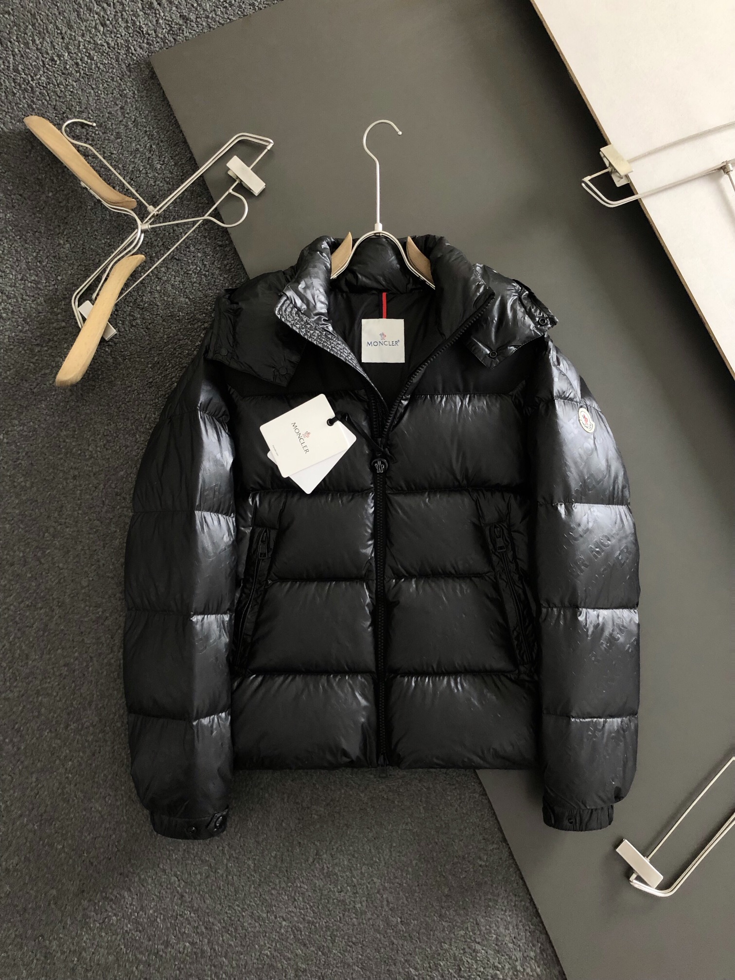 몽클 클래식 풀오버 자카드 다운점퍼