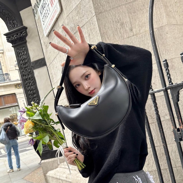 [에스파 카리나] PRADA 프라다 아르케 가죽 숄더백