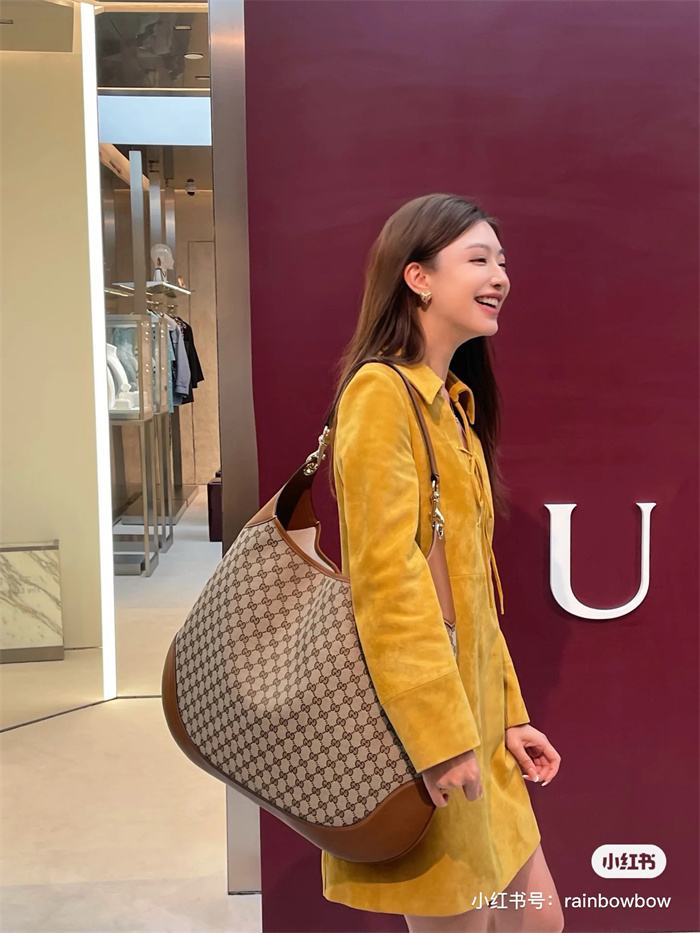 GUCCI 구찌 보디 미디엄 숄더백 820169 2024/신상