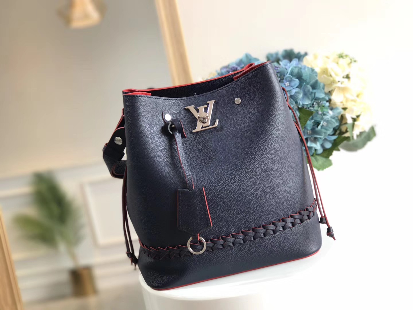 루이비통락미 버킷백 M54681
