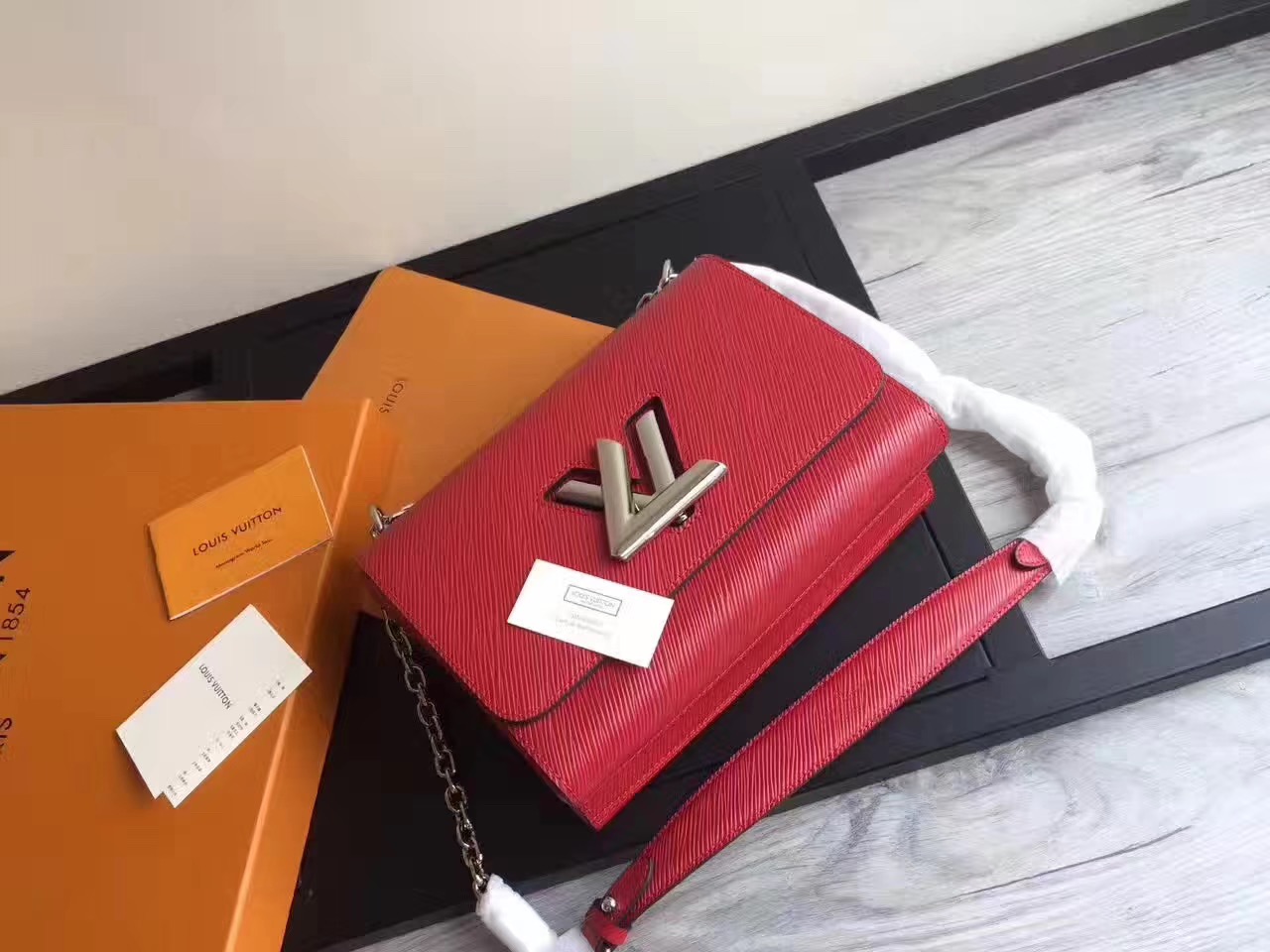 루이비통 트위스트백 신상 TWIST MM M50282