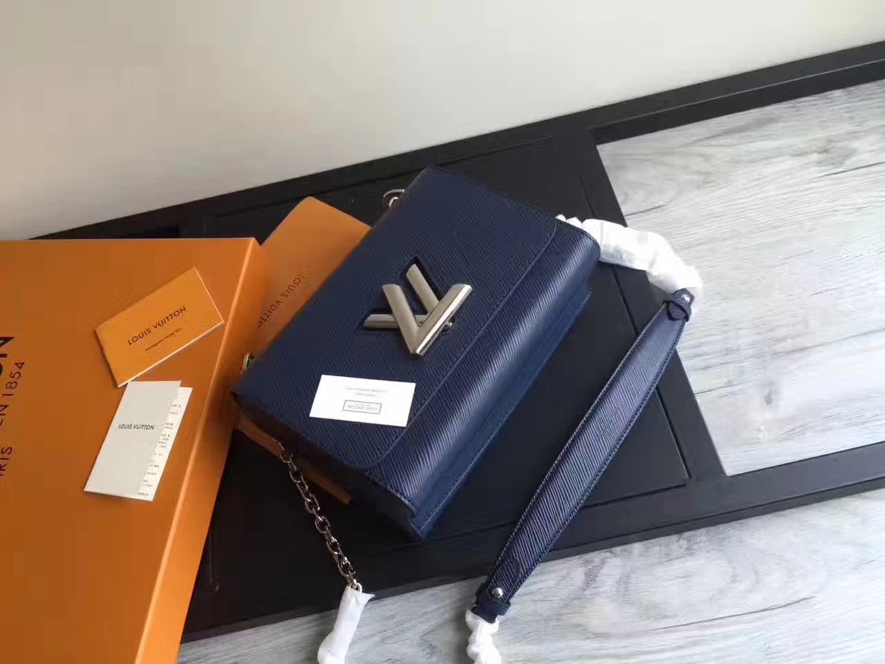 루이비통 트위스트백 신상 TWIST MM M50282