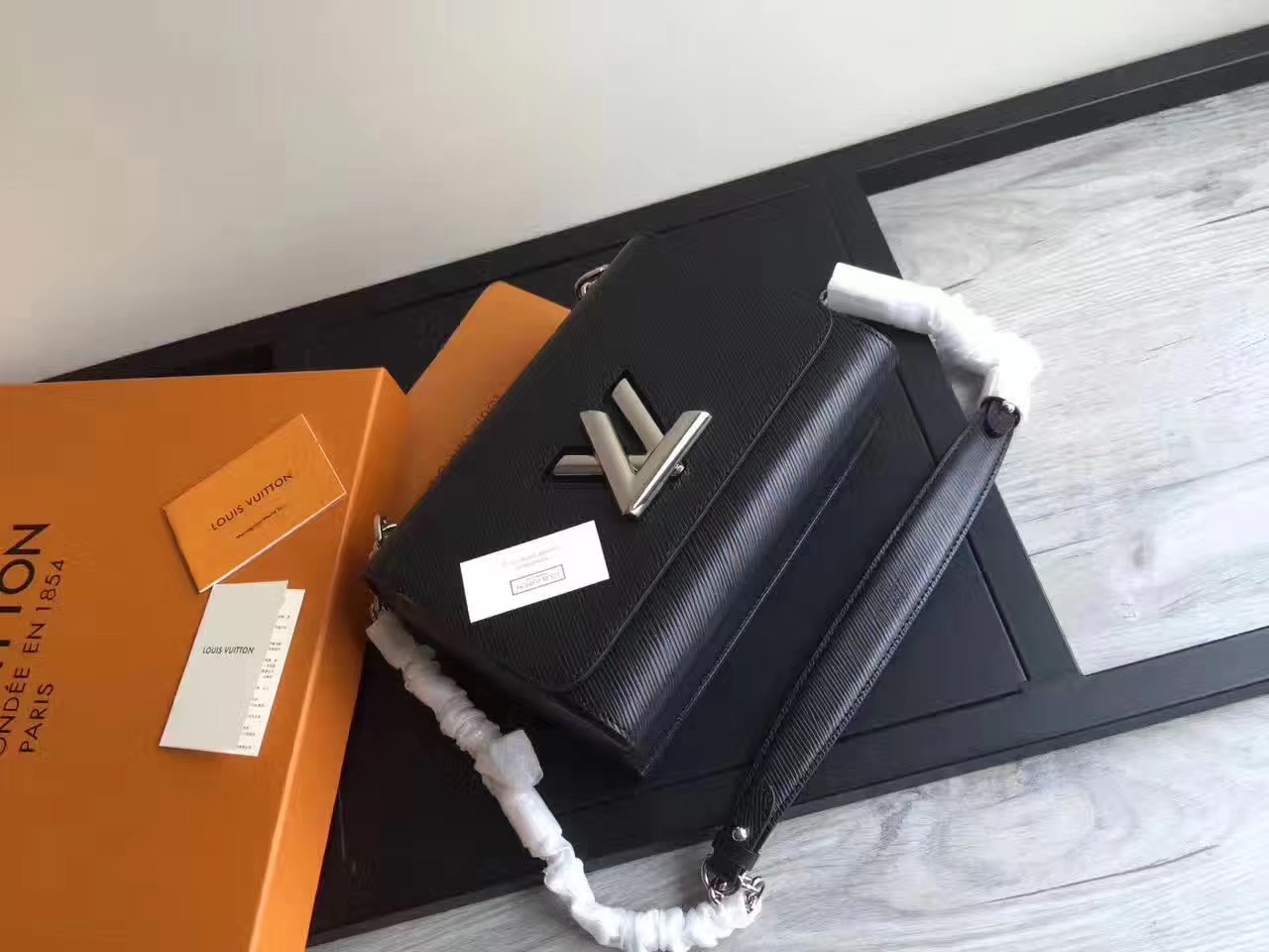  Louis Vuitton 루이비통 트위스트백 MM M50282