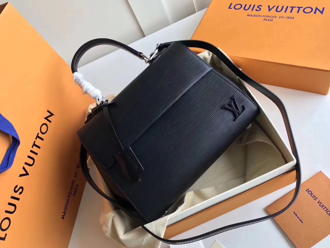 루이비통 신상 클루니백  CLUNY BB M41312