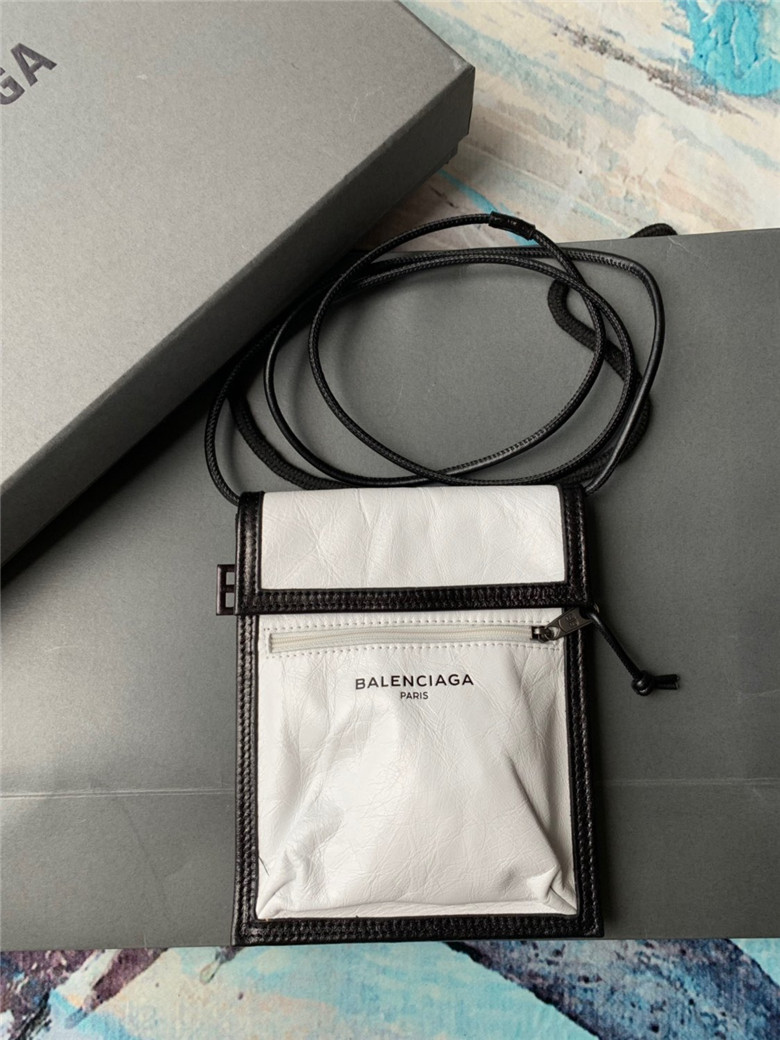 발렌시아가 미니 숄더백 B3200