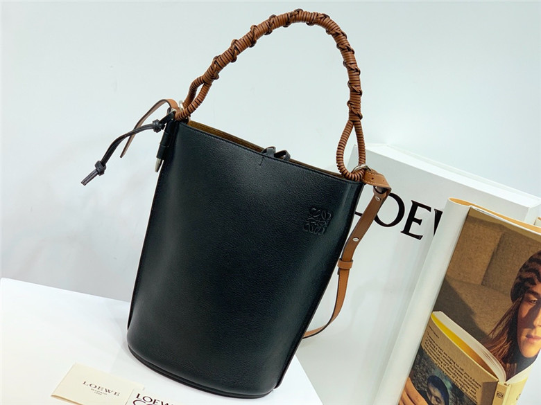 로에베 게이트 바케트백 신상 T00154