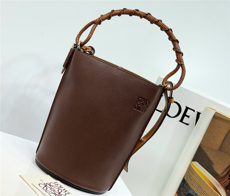 로에베 게이트 바케트백 신상 T00152