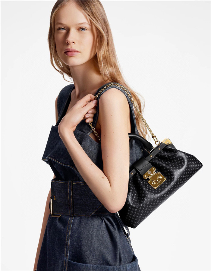 LOUIS VUITTON  루이비통 모노그램 클러치 느와 M22326