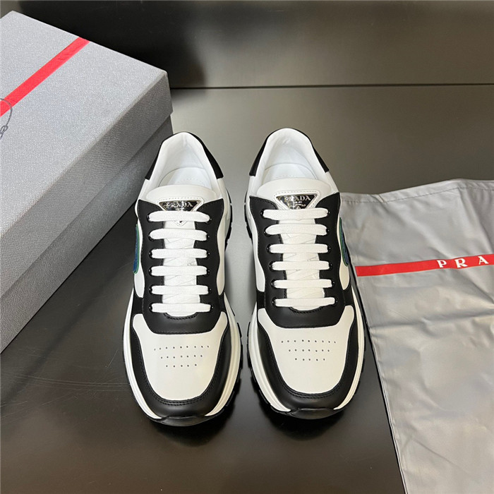 PRADA  프라다 남성용 스니커즈 P24802