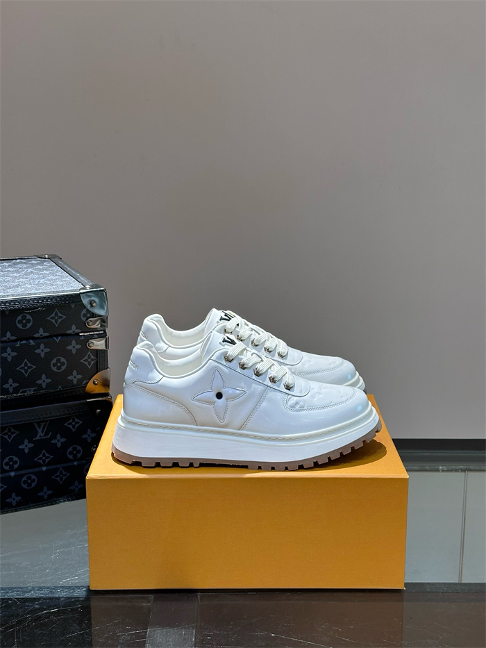 LOUIS VUITTON 루이비통 남성용 스니커즈 L95329-1 2024/신상 블랙,화이트 2color