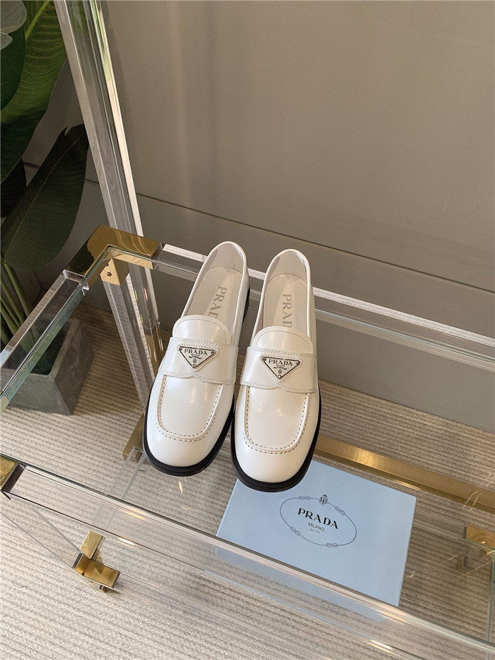 PRADA 프라다 브러시드 레더 트라이앵글로고 로퍼