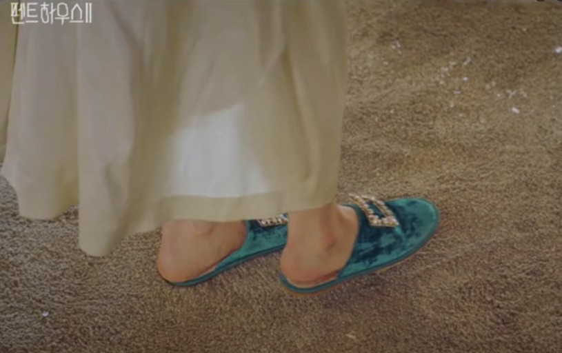 Roger-Vivier 로저비비에 호텔 비비에 크리스탈 버클 벨벳 슬리퍼 이지아