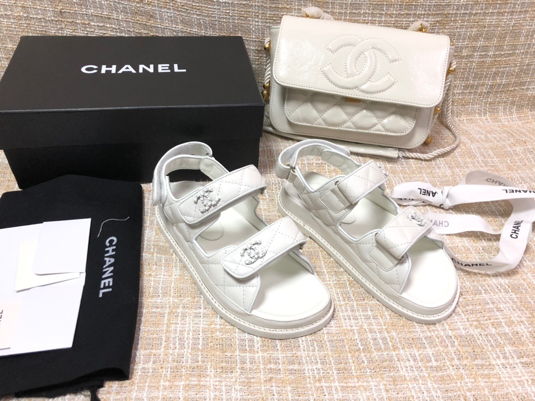 CHANEL 샤넬 벨크로 카프스킨 샌들 A107638390