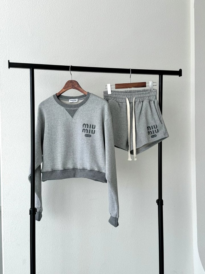 Miumiu 미우미우 여성 코튼 맨투맨+반바지 세트