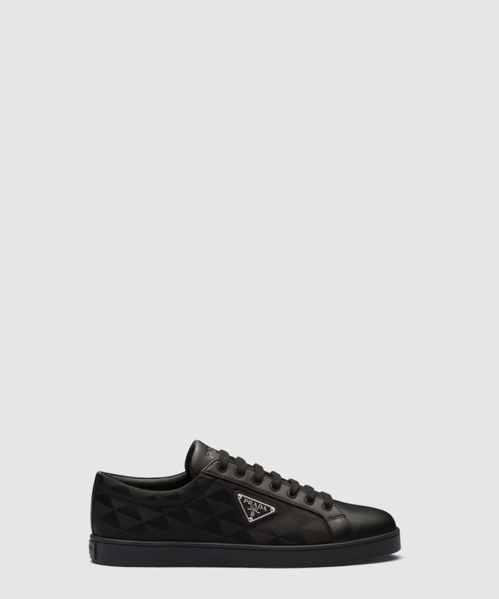 프라다 가죽 및 리나일론 스니커즈 2EE376